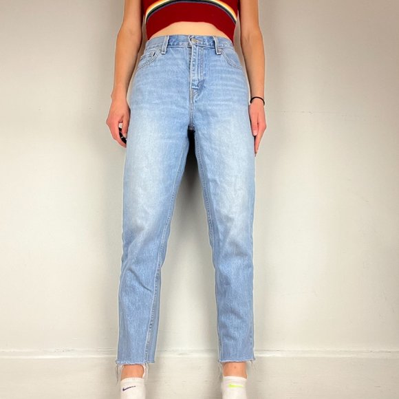 Levi’s High Rise / High Waisted Mom Jeans - Waist 26 - Medium / Light Wash - Picture 3 of 6